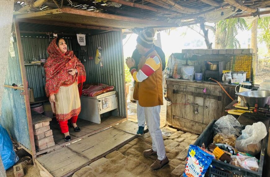 लोकदल की वरिष्ठ नेत्री सुनैना चौटाला ने चाय की दुकान पर कार्यकर्ता से की मुलाकात