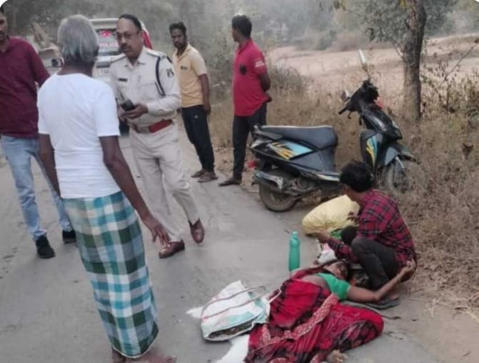 छत्तीसगढ़ – रायगढ़ । घरघोडा़ थाना क्षेत्र की ख़बर माजदा ट्रक ने स्कूटी सवार पति पत्नी को ठोका,पत्नी की हुई मौत!